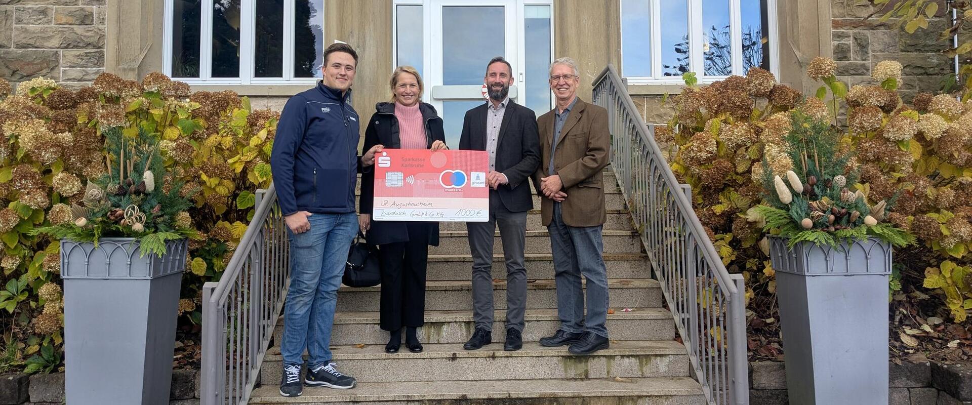 Bardusch übergibt Spende an das St. Augustinusheim