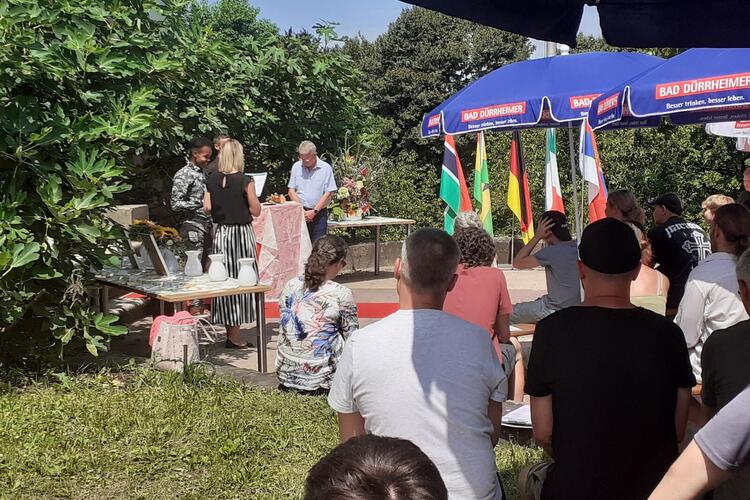 Absolvent im Ausbildungsbetrieb Garten
