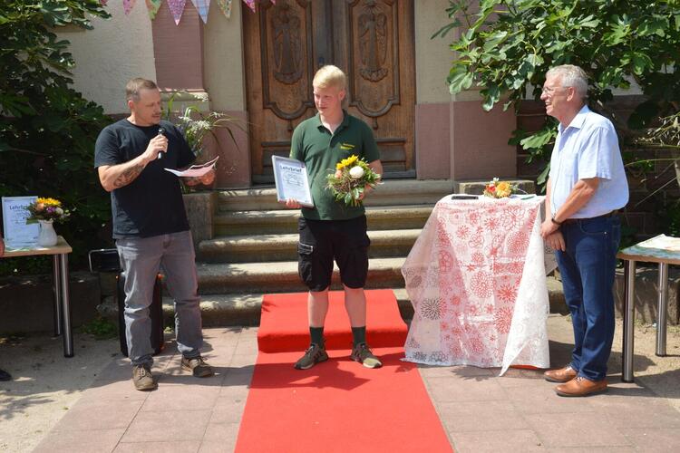 Absolvent im Ausbildungsbetrieb Garten