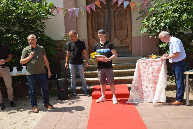 Absolvent im Ausbildungsbetrieb Schreinerei