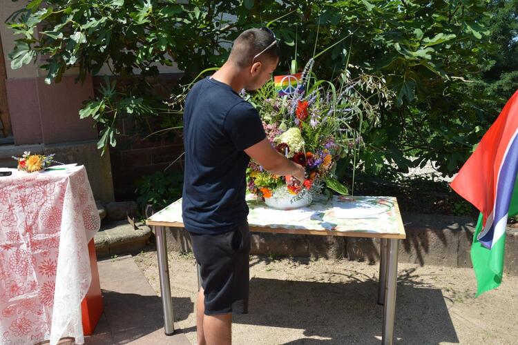 Einer für Alle, Alle für Einen - symbolisch werden die Fahnen der jeweiligen Länder in das Blumenbouquet gesteckt