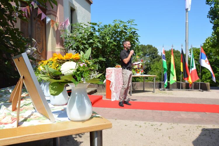 Stefan Krehl begrüßt die Gäste