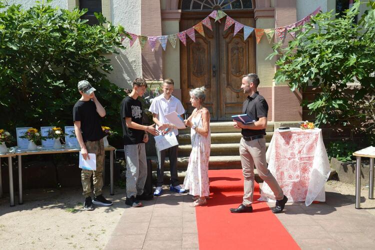 Übergabe der Zeugnisse an Schüler